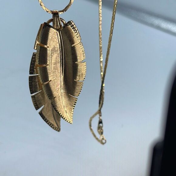 Vintage double leaf moving pendant necklace gold colored. - Picture 3 of 10